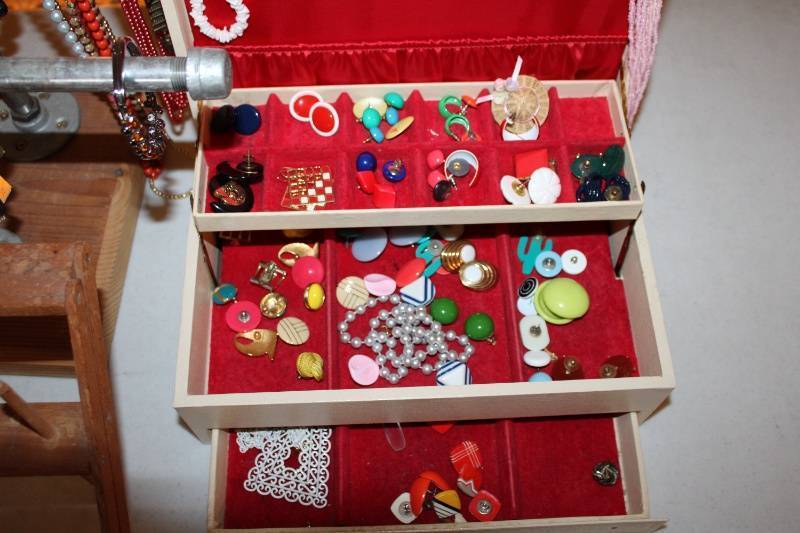 lot 59 image: Extensive Lot of Costume Jewelry Necklaces, Earrings, and Bracelets