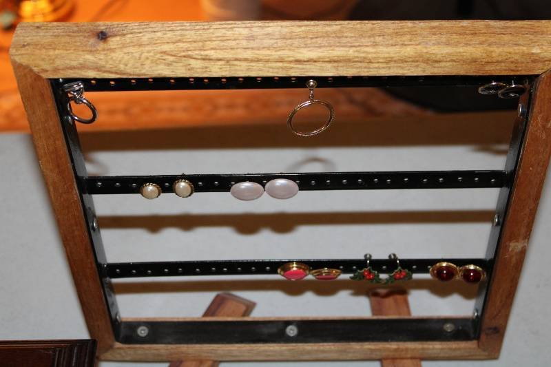lot 60 image: Collection of Jewelry in Wooden Boxes