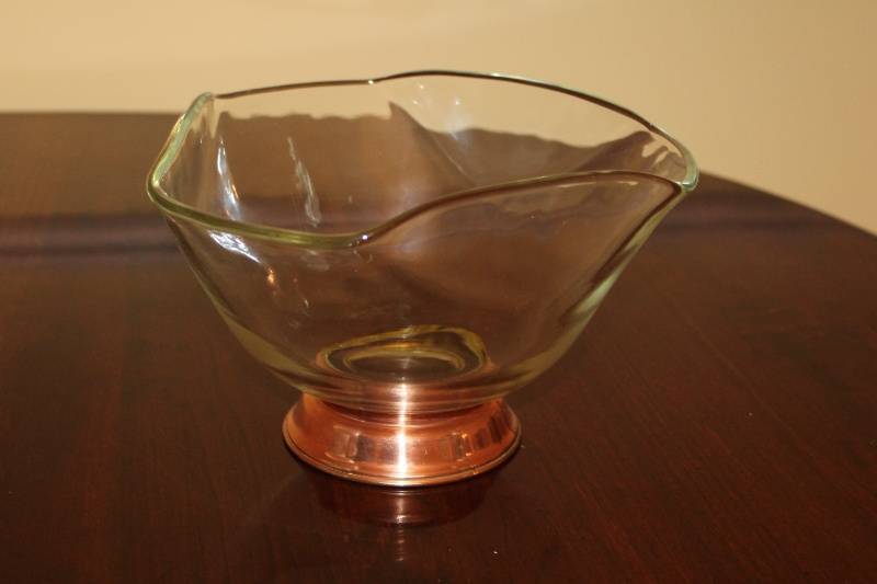 lot 107 image: Assorted Decorative Tableware Including Glass and Ceramic Pieces