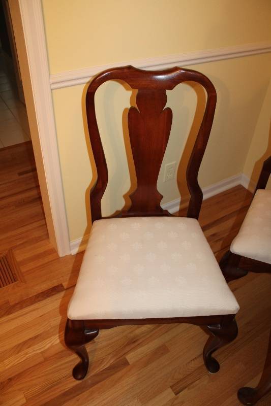 lot 108 image: Elegant Cherry Wood Dining Table with 6 Upholstered Chairs