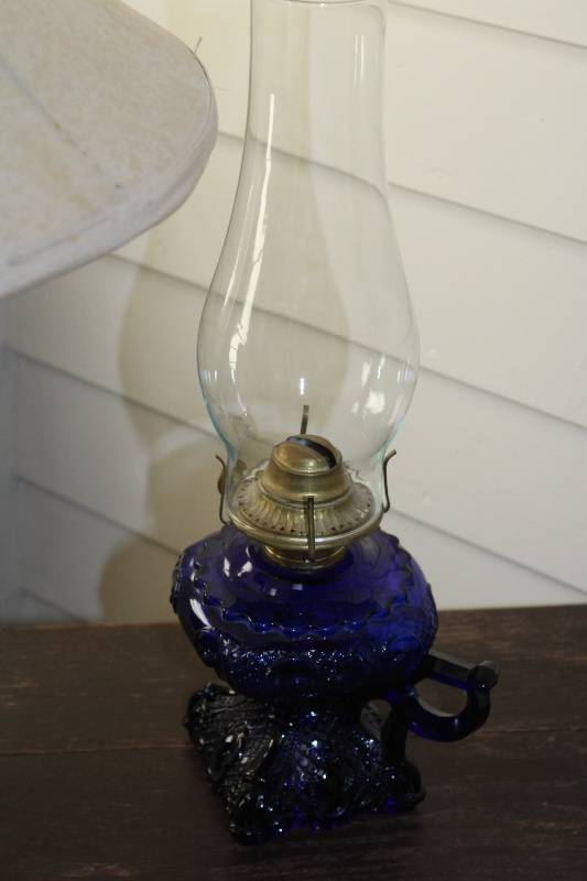 lot 121 image: Lot of 2 Vintage Blue Glass Lamps