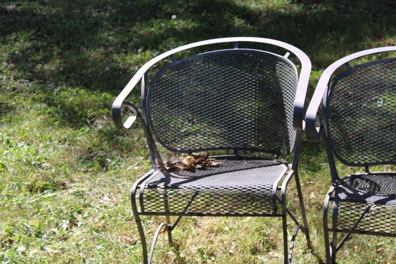 lot 132 image: Set of 4 Metal Mesh Outdoor Patio Chairs