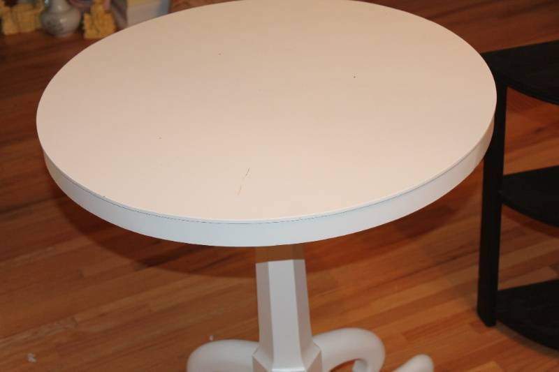 lot 110 image: Lot of 2 Side Tables - Round White and Half-Moon Black