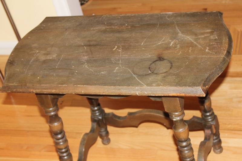 lot 111 image: Vintage Wooden Side Table and Wooden Magazine Rack with Books