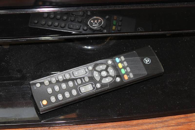 lot 122 image: Westinghouse VR-4085DF 40-Inch LCD TV with Remote