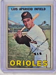 lot 700 image: Luis Aparicio 1967 Topps #60