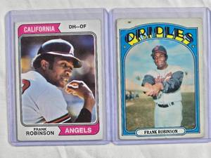lot 189 image: Lot of 2 Frank Robinson 1972 Topps #100 & 197 Topps #55