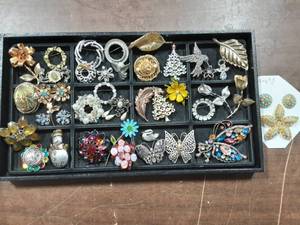 lot 46 image: Lot Of Brooches