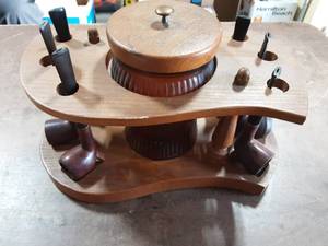 lot 25 image: Brown Glass Tobacco Jar With Stand & 6-Pipes