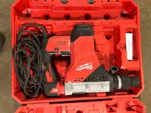 lot 44 image: Milwaukee 15 Amp 1-34 in. SDS-MAX Corded Combination Hammer with E-Clutch customer return see pictures
