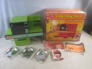 lot 25 image: (D-3) Vintage Easy-Bake Oven with A...