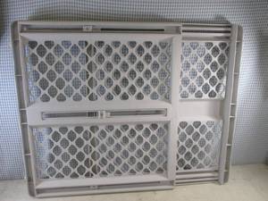 lot 115 image: (BR2) Adjutable Door Gate 26 High...