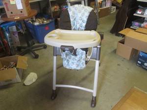 lot 123 image: (BR2) Graco Folding Highchair...