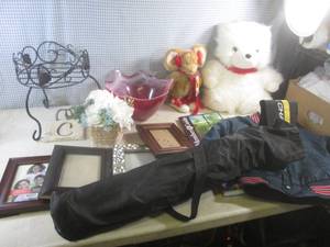 lot 133 image: (EW4) Lot of Misc - Decor, Stuffed ...