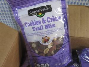 lot 242 image: (C-2) 6 Bags of Cookies & Creme Tra...