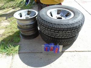 Early 1980s Ford wheels. 15 x 5.5 x 7. Plus caps. Tires are not good. As shown.