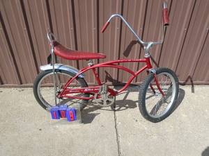 Schwinn early 70s one owner Stingray. Nice used condition. Very nice seat. As shown.