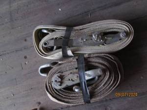 2 ratchet straps...