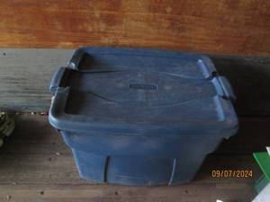 22 gallon locking tote with lid...