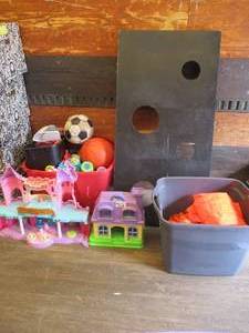 Miscellaneous toys, dollhouses, bea...