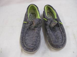 Hey Dudes youth size 3 color navy...