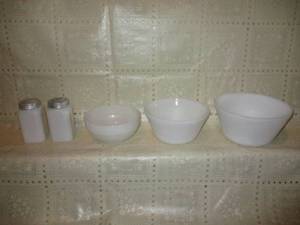 3 Fire King bowls and 2 shakers...