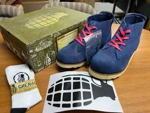lot 17 image: Grenade Desert Storm Blue Boot Size 9