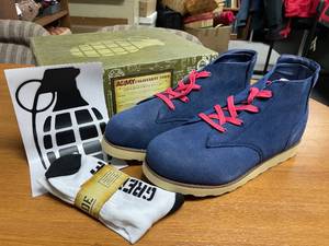 lot 18 image: Grenade Desert Storm Blue Boot Size 10