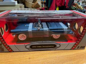 lot 38 image: 1957 Ford Thunderbird 118 Diecast Metal Car