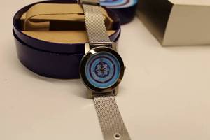 lot 18 image: Designer Analog Wristwatch with Mesh Band and Decorative Box