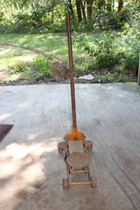 lot 7 image: Vintage Orange Floor Jack