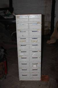 lot 9 image: Multi-Drawer Metal Storage Cabinet