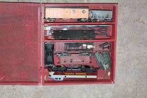 lot 29 image: Vintage Model Train Set with Canadian Pacific Engine