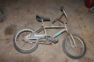 lot 32 image: Vintage Murray Force 1 Childrens Bicycle