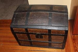 lot 79 image: Vintage Wooden Steamer Trunk