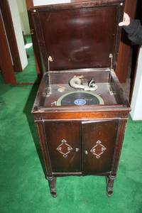lot 96 image: Vintage Brunswick Phonograph Record Player with Record Albums