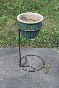 lot 102 image: Outdoor Ceramic Planter with Metal Stand