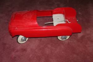 lot 110 image: Vintage Red Pedal Car Frame - Restoration Project
