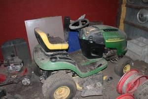 lot 112 image: John Deere LX176 Lawn Tractor