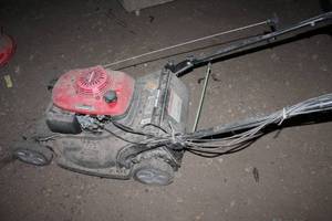 lot 119 image: Honda Harmony II Lawn Mower