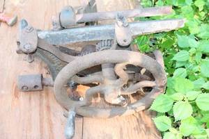 lot 127 image: Antique Hand Crank Corn Sheller