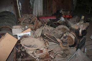 lot 148 image: Assorted Vintage Car Engines and Parts Lot