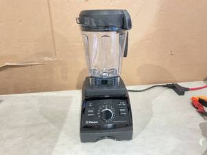 lot 326 image: Vitamix Professional Series 750 Blender, Professional-Grade, 64 oz. Low-Profile Container