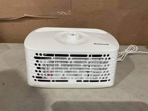 lot 358 image: Honeywell Air Purifier, HHT270, 100 sq ft, U Carbon Filter