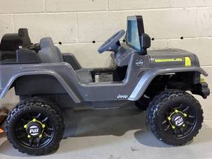 lot 422 image: 6V Power Wheels Jeep Wrangler Toddler Ride-on Toy with Driving Sounds