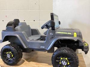 lot 496 image: 6V Power Wheels Jeep Wrangler Toddler Ride-on Toy