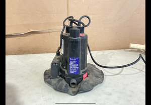 lot 290 image: Everbilt 14 HP Pool Cover Pump W Strainer Base Extra Long Cord