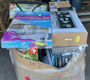 lot 764 image: Wholesale Pallet of Assorted  Miscellaneous Items
