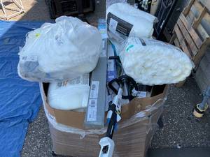 lot 770 image: Wholesale Pallet of Assorted  Miscellaneous Items