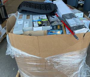 lot 772 image: Wholesale Pallet of Assorted  Miscellaneous Items